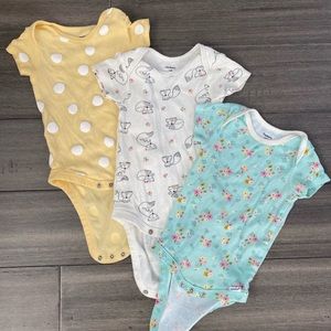 Three pack onesies size 3 to 6 months